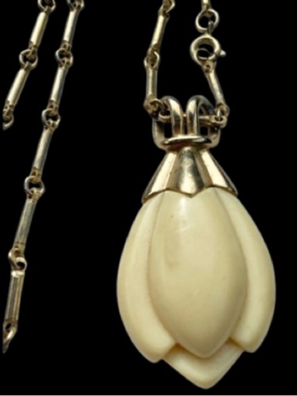 Vintage Signed Sarah Coventry Gold Necklace Cream Pendant Floral Design Tulip